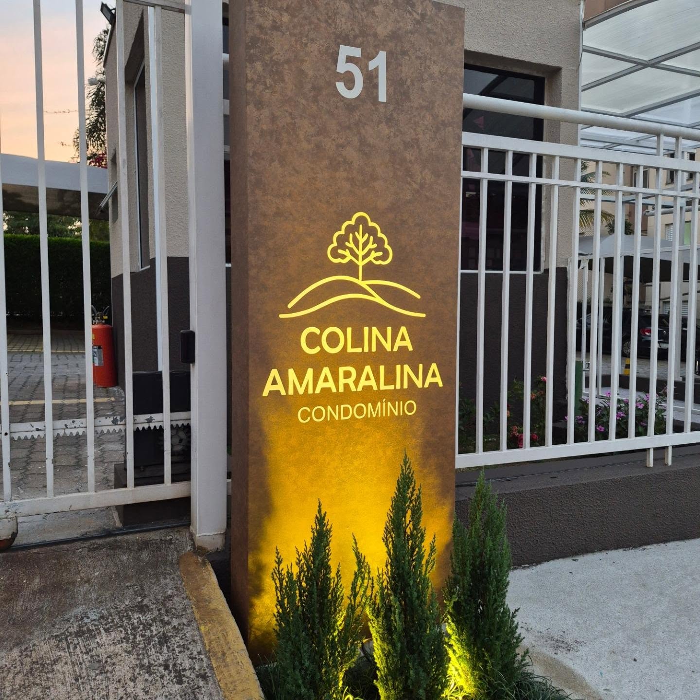 Totem em ACM com iluminação