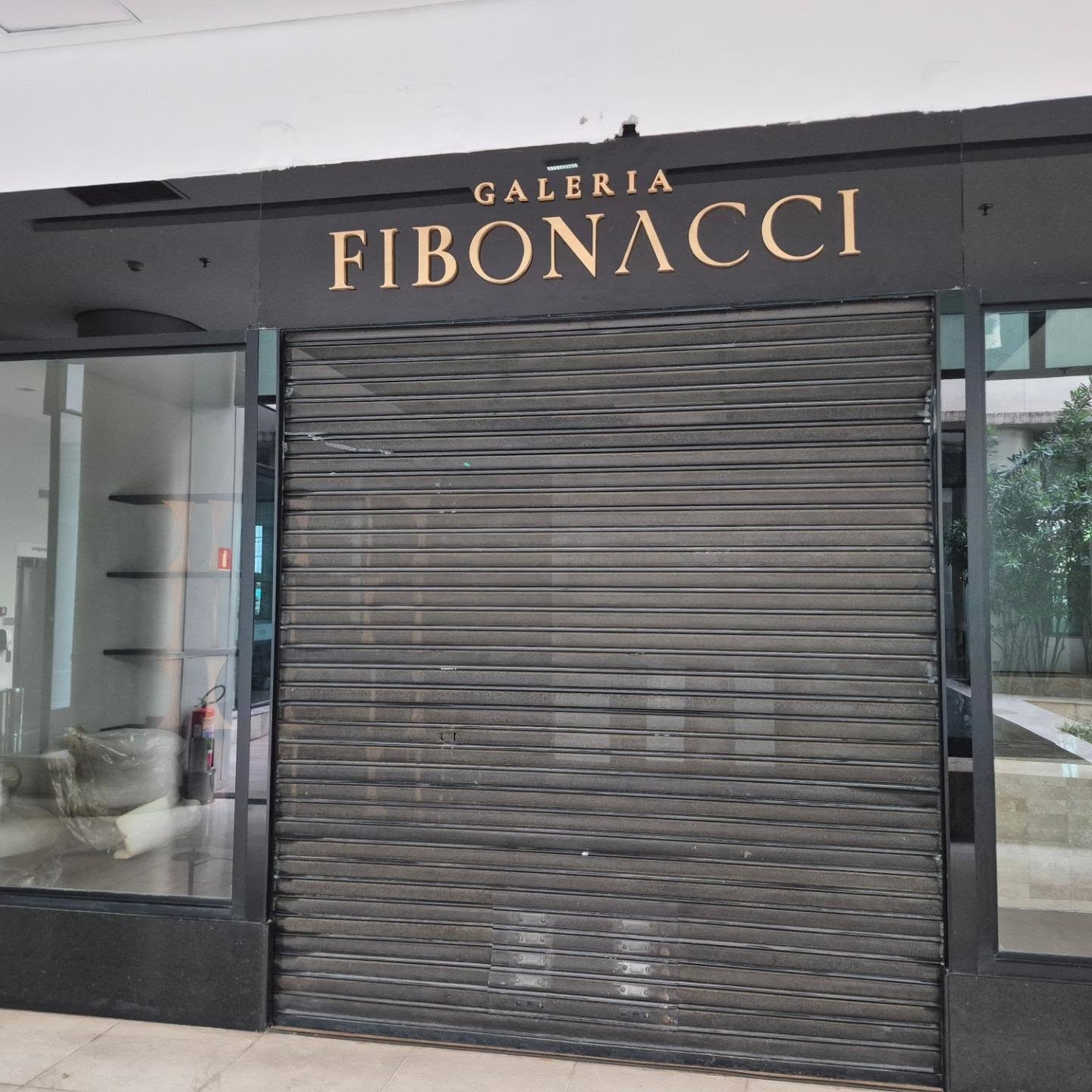 Letreiro em acrílico dourado, Galeria Fibonacci